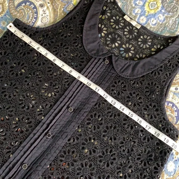 Hinge crocheted floral black top M - Picture 6 of 11